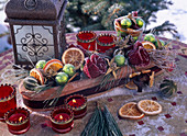 Jardiniere weihnachtlich geschmückt mit Kugeln, Rosa (Rosenblüte), Citrus (Orange)