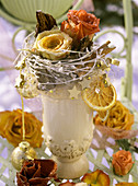 Vase mit rosa (Rosenblüten), Zimtstange, Citrus (Orangenscheiben), Sternkette