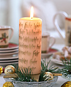 Adventliches Gesteck mit selbstbeschrifteter Kerze