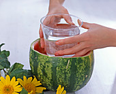 Wassermelone als Vase: 2/4