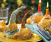 Plate decoration with decorative pumpkins as place cards