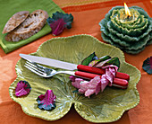 Plate decoration with a wreath of leaves from the ornamental cabbage