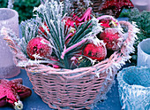Weidenkörbchen mit Baumschmuck in pink und rot mit Rauhreif