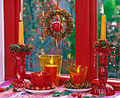 Rotes Fenster: Rosa (Hagebutten), Malus (Apfel), Glaskerzenleuchter