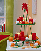 Metalletagere, grün lackiert mit roten Kerzen, Citrus (Orange, Mandarine)