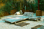 ROOF Garden: BARLEYCORN GRAVEL AND BAMBOO CHAIRS: DESIGN by ALISON WEAR ASSOCIATES