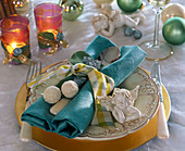 Plate decoration with turquoise napkin, checkered ribbon