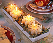 Ungewöhnlicher Adventskranz mit weißen Kerzen in Sternform