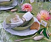 Dahlia (dahlia), blossoms on table, small angel on napkin