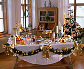 Christmas room: Christmas buffet in white and gold