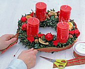 Advent wreath made of boxwood with red candles (4/5)