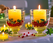 Gläser mit gelben Kerzen