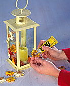 Sticking straw flowers on a lantern (1/2)