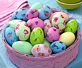 Easter eggs with napkin technique