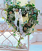 Heart of moss, Hedera, gypsophila with 2 Euro coins