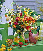 Osterstrauß mit Forsythia (Forsythie), Tulipa (Tulpen), Salix erythroflexuo