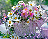 Gesteck aus Leucanthemum (Margeriten, rosa und weiß), Alchemilla