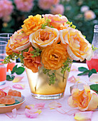 Strauß aus Rosa (Rosen, orange), Alchemilla (Frauenmantel)