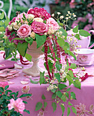 Gesteck mit Rosa (Rosen), Hydrangea (Hortensie), Clematis (Waldrebe)