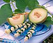 Würfel von Cucumis (Melone) mit Blättern von Mentha