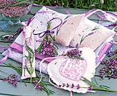 Lavandula (Lavendel) als Sträußchen, in bestickten Säckchen und Duftkissen
