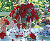 Strauß aus roten Rosa (Rosen), Origanum (Oregano), Ribes