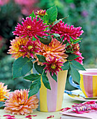 Strauß aus Dahlia (Dahlien) in gestreifter Vase