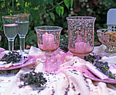 Lavandula (Lavendel), floral gemusterte rosa Windlichter mit Stumpenkerzen