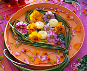 Herz aus Spartina (Goldleistengras), gefüllt mit Blüten von Cosmos