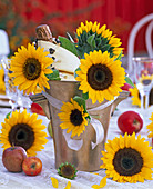 Sektkühler dekoriert mit Helianthus (Sonnenblumen)