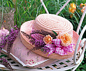 Hut mit Rosa (Rosen) und Buddleia (Sommerflieder)