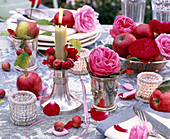 Tischdekoration mit Rosa (Rosen) und Malus (Äpfeln und Zieräpfeln)