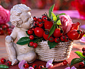 Dekoration mit Beeren und Früchten