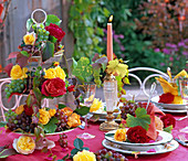 Herbst Tischdekoration mit Rosen und Trauben