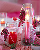Erica (Topferika) an Schraubgläsern als Windlichter, rote und rosa Kerze