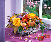 Gesteck aus gelben Rosa (Rosen), Chrysanthemum (Herbstchrysanthemen), Aster