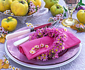 Serviettenring aus Aster (Astern) um pinkfarbene Serviette