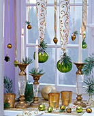 Pseudotsuga (Douglasie), grüne und goldene Weihnachtsbaumkugeln an Samtbändern