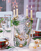 5-Minuten-Adventskranz: weiße Kerzen mit Pseudotsuga (Douglasie) auf Vase