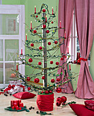Stilisierter Weihnachtsbaum aus Holzpfosten und Zweigen