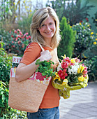 Junge Frau kommt vom Einkauf: Blumenstrauß aus Tulipa (Tulpen)
