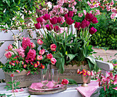 Rosa - pinkes Arrangement mit Tulipa (Tulpen), Bellis (Tausendschön)