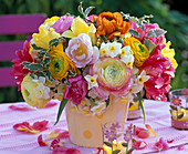 Strauß aus Ranunculus (Ranunkeln), Narcissus (Narzissen), Tulipa (Tulpen)