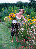 Junge Frau pflückt Blumen für einen Strauß