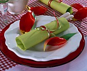 Napkin decoration with tulip petals