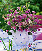 Strauß aus Knautia (Witwenblume), Achillea (Schafgarbe), Gräsern