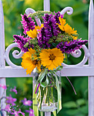 Strauß aus Coreopsis (Mädchenauge), Stachys (Ziest), Carum