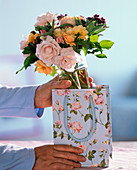 Bouquet of roses in gift bag (1/2)