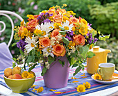 Strauß aus Rosa (Rosen), Leucanthemum (Margeriten), Clematis (Waldrebe)