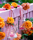 Windlicht mit Teelicht und Rosa (Rosen) an Balkongeländer